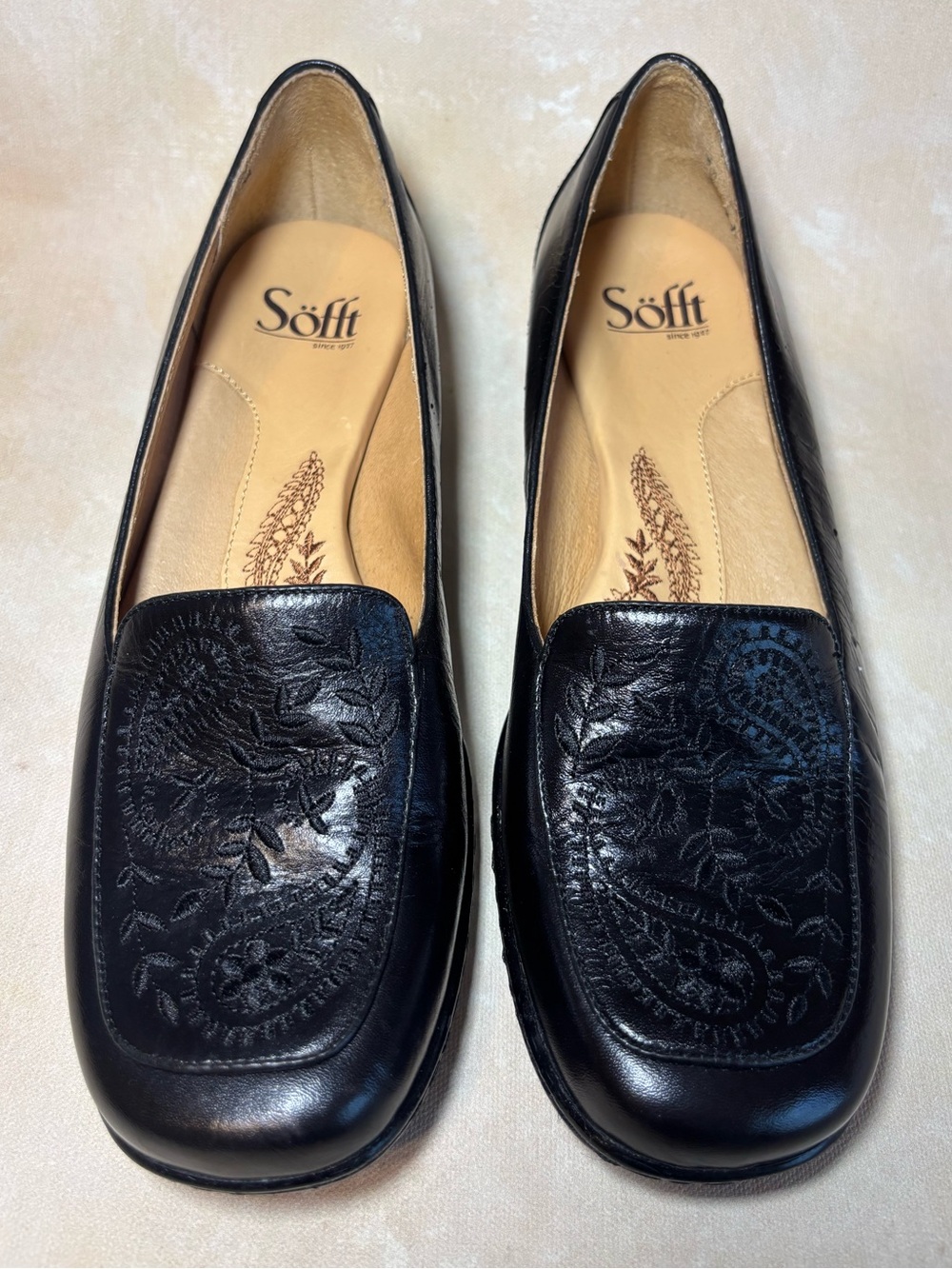 Sofft Black Leather Embroidered Loafers for Women, 8N, narrow